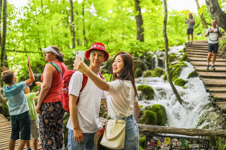 Zadar: Plitvice Lakes Full-Day Guided Tour with a Boat Ride - Crowds, timing, and the 30-minute lunch