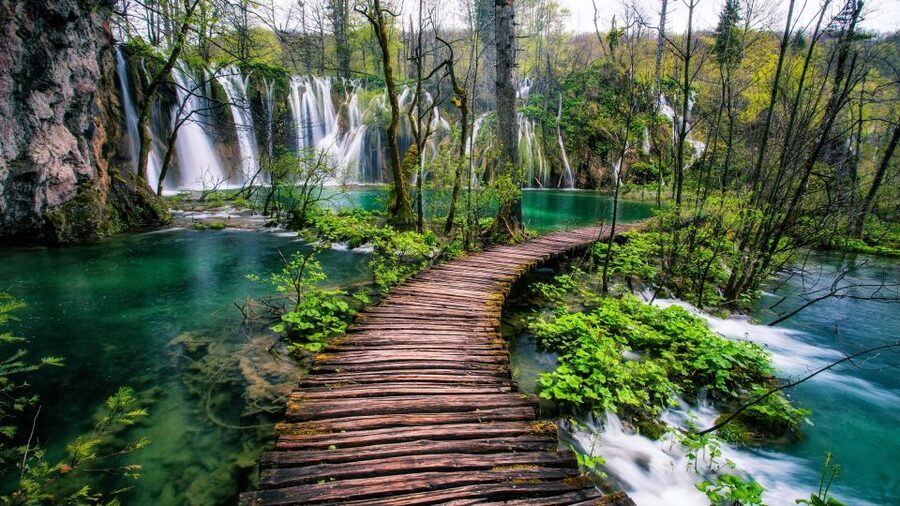 Zadar: Plitvice Lakes Guided Day Tour with Tickets - The essential points at a glance