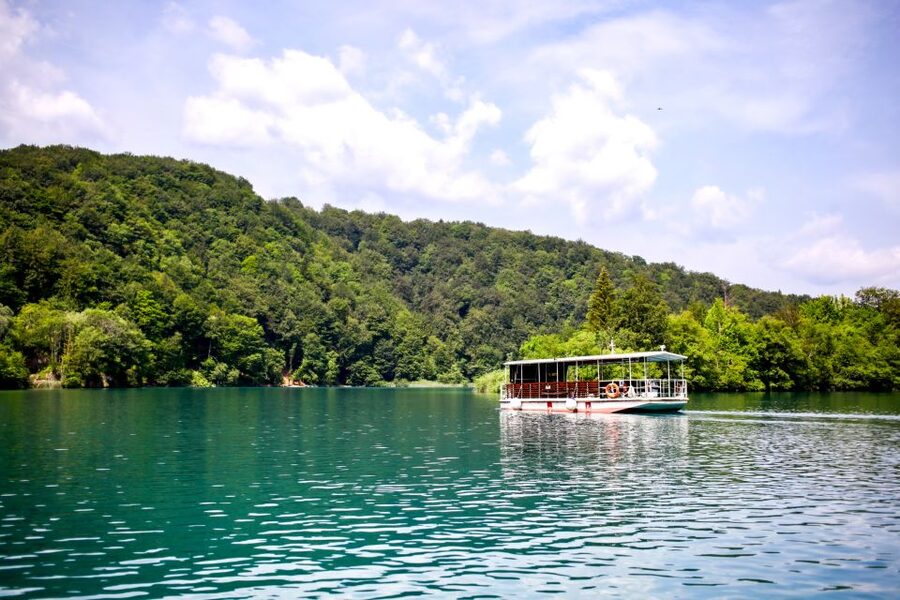 Zadar: Plitvice Lakes with Boat Ride and Zadar Old Town Tour - Entering Plitvice and choosing your route