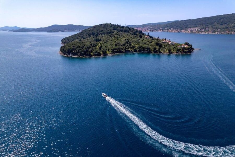 ✪ Zadar: Speedboat Tour to 3 Islands with Refreshing Drinks - Ošljak, a Small Island With Old Dalmatian Houses