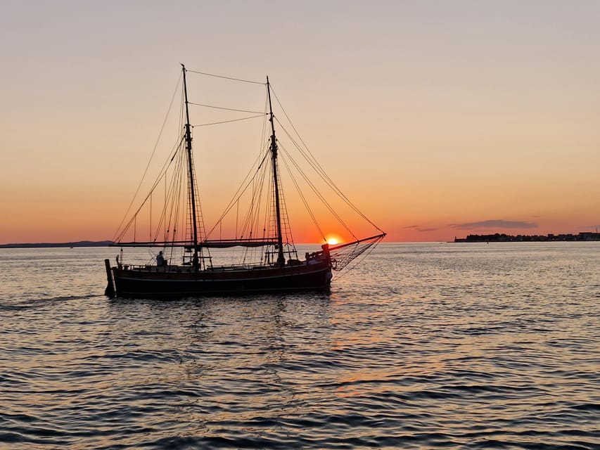 Zadar: Sunset Cruise on Traditional Boat with Wine - What the 90-minute itinerary feels like